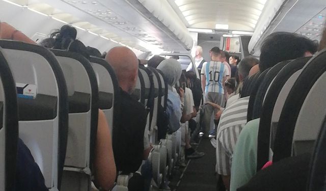 A Jet'ten bayram eziyeti! İstanbul-Antalya uçağında kriz çıktı... Bir aile polis eşliğinde uçaktan indirildi