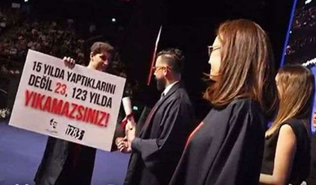 Mezuniyet töreninde pankartla gündem oldu: “15 yılda yaptıklarını 123 yılda bile yıkamazsınız!”
