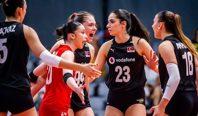 Alkışlar filenin sultanlarına: Milli takım yarı finalde