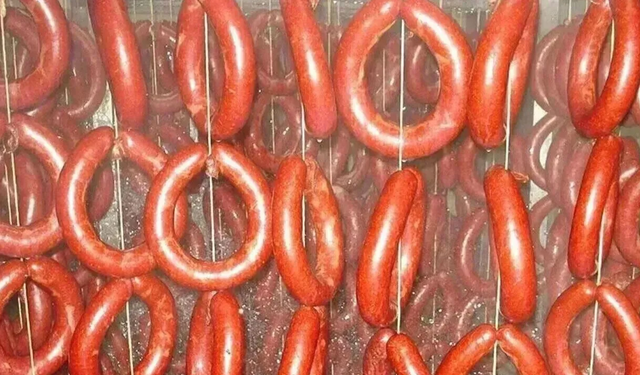 Sucuk diye ‘baş eti’ yedirmişler