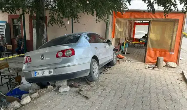 Otomobil kahvehaneye girdi: 1 kişi öldü, 2 kişi yaralandı... O anlar kameralara yansıdı