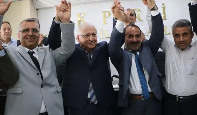 AKP'ye geçenlere Milli Savunma Bakanı rozet takınca tepkiler yükseldi