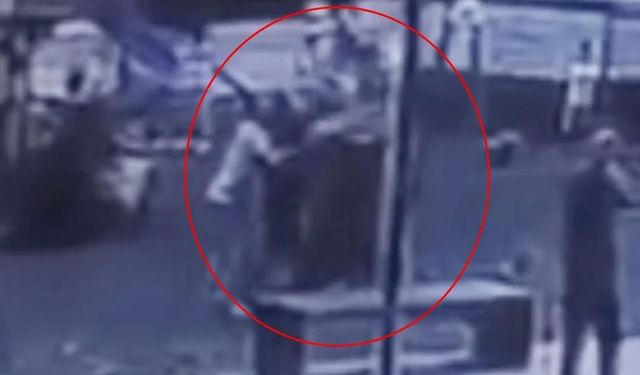 Parkta oyun oynayan iki çocuğu yerden yere vurdu