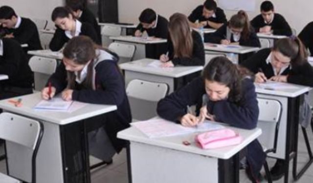Skandal lise kuralları: Kız öğrenciler servisin ön koltuğuna binmeyecek, kantinde kız-erkek sırasına dikkat edilecek...