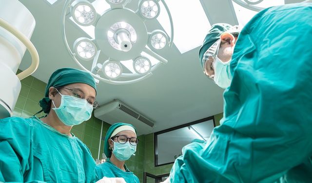 Ameliyat önlükleri neden mavi ve yeşil?