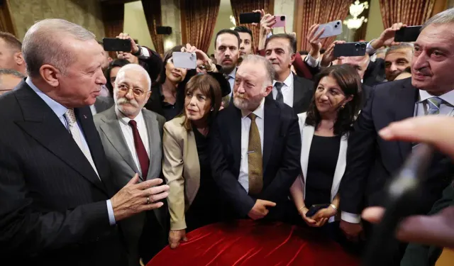 DEM Parti'den 'fotoğraf' yanıtı: CHP'ye yönelik operasyonlara karşı konumumuza bakılırsa...
