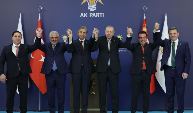 Son Dakika... AKP'ye 7 belediye başkanı geçti: Rozetlerini Erdoğan taktı