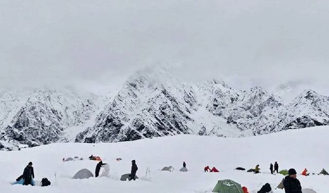 Everest'te mahsur kalan dağcılar kurtarıldı!