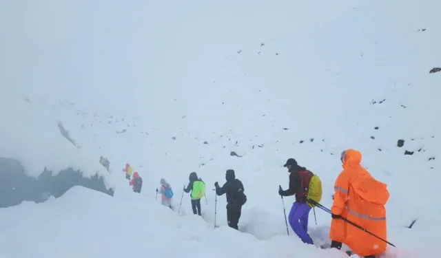 Everest'te kar fırtınası sürüyor, 1 kişi öldü 1000 kişi mahsur kaldı