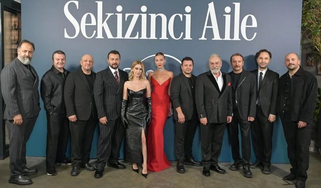 Sekizinci Aile galasında yer krizi! Melisa Döngel, Hazal Kaya'nın belinden tutup önünü açtı