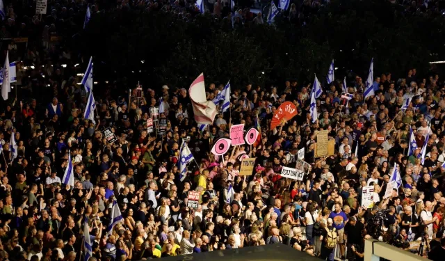 Netanyahu'yu kendi vatandaşları protesto etti! Binlerce kişi sokağa döküldü