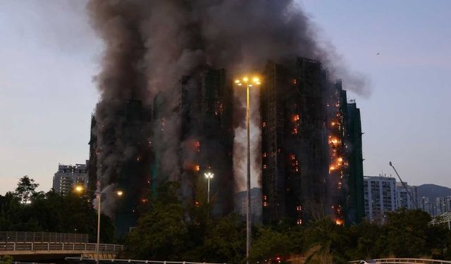 Sitede binalar aynı anda yandı! Hong Kong'da facia... Çok sayıda ölü var