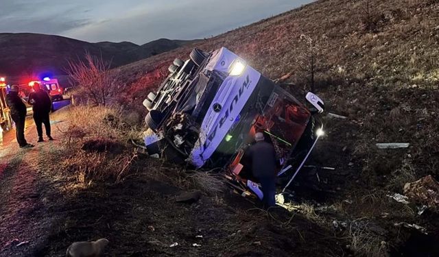 Yolcu otobüsü devrildi: Ölü ve yaralılar var