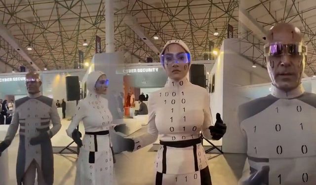 İnsanlara makyaj yapıp 'Robot' diye fuara götürdüler