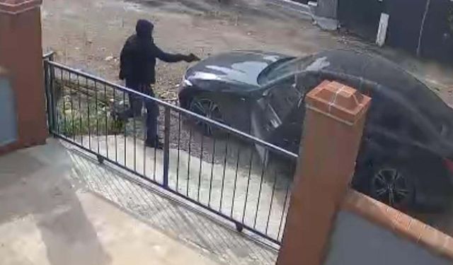 İzmir'de iş insanına evinin önünde silahlı saldırı