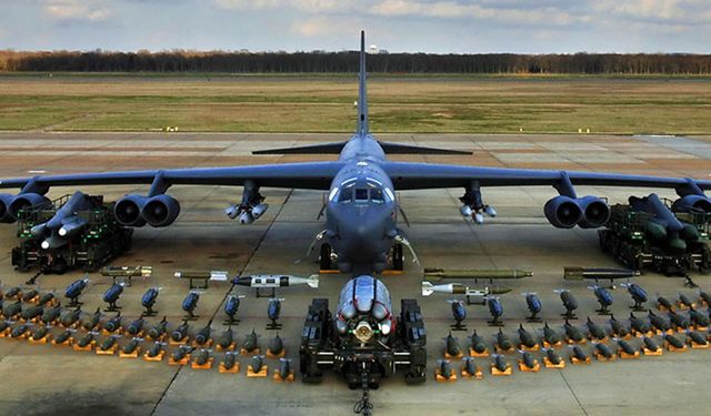 ABD'nin dev bombardıman uçağı Venezuela'da uçtu!