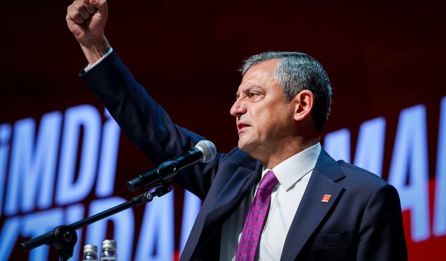 CHP lideri Özgür Özel tarih yazarak yeniden genel başkan seçildi