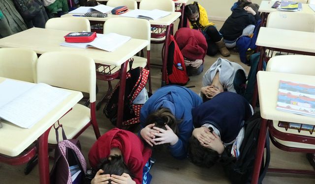 İstanbul'da pazartesi günü okullarda ilk ders "Afet Eğitimi"