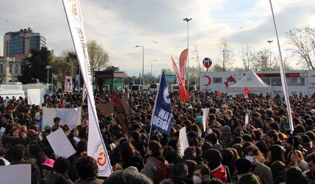 "Diplomasız Erdoğan" sloganı atan 5 genç gözaltına alındı