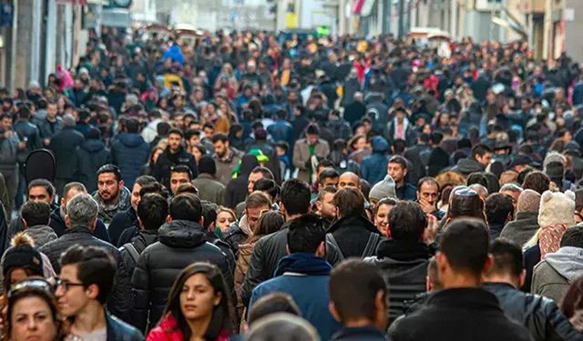Sorunları çok, siyasette adı yok: 'Gençler, siyaset sahasında ücretsiz iş gücü'