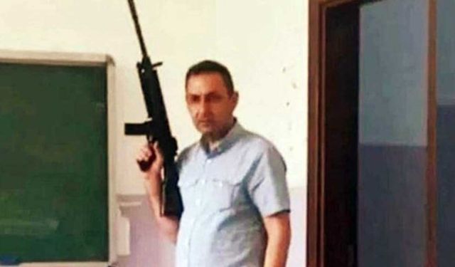 Sınıfta 'tüfekle' poz veren müdür yardımcısına soruşturma