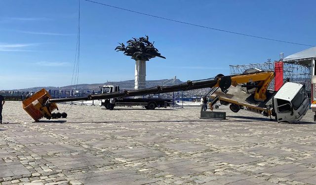 Sahne kurulumu sırasında vinç devrildi: Gazeteciler darp edildi
