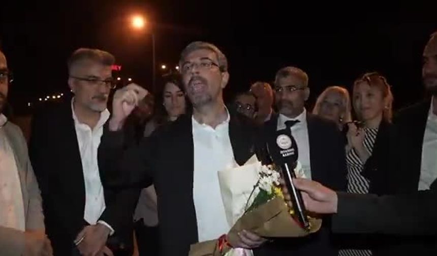 Tahliyesine karar verilen İstanbul Barosu Yönetim Kurulu üyesi Fırat Epözdemir cezaevinden çıktı