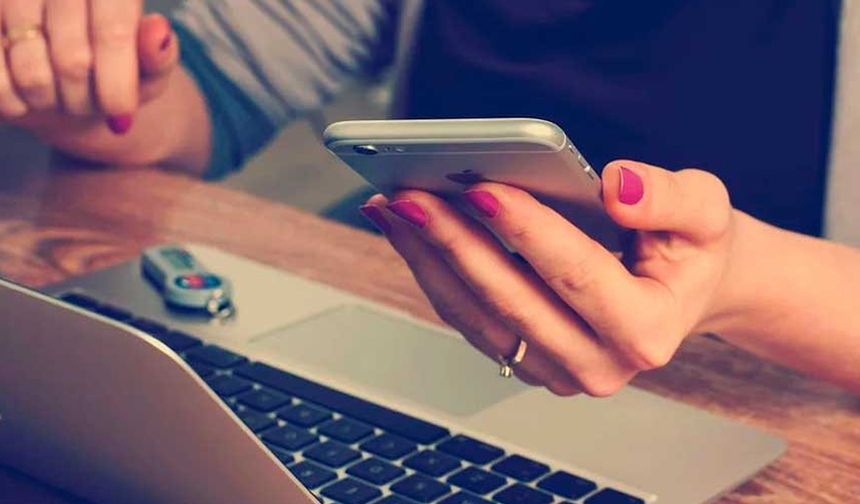 Sexting: Cinsel kimliğin ifadesi, siber tacizin başlangıcı