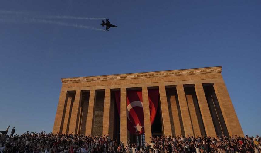 SOLOTÜRK'ten Anıtkabir'de Zafer Bayramı uçuşu