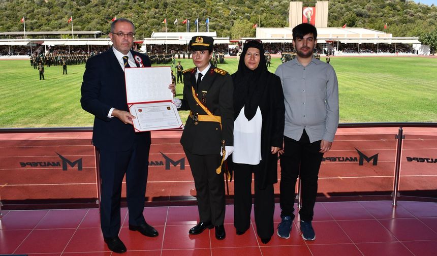 Şehit Ömer Halisdemir'in kızı Elif Nur Halisdemir teğmen oldu