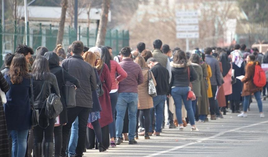AKP'nin Türkiye'yi getirdiği durum; gençler işsizliğe ve aile evine mahkum