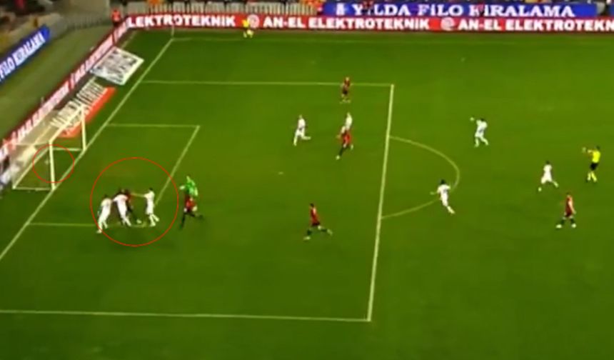 Süper Lig'de ilginç gol! Kavga sürerke top çizgiyi geçti