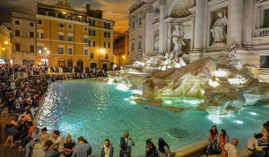 Tarihî Trevi Çeşmesi turistler için ücretli olacak