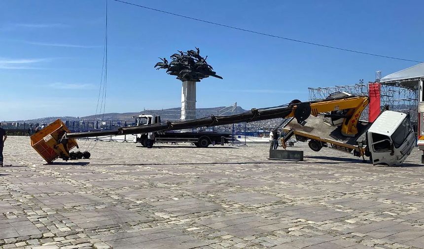 Sahne kurulumu sırasında vinç devrildi: Gazeteciler darp edildi
